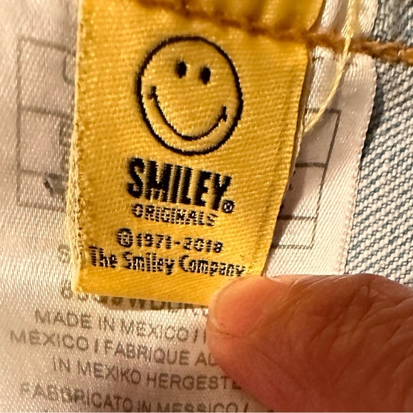 GUESS X Chinatown Market X Smiley UO
Exclusive Denim Trucker Jacket Size SMALL/P - Picture 8 of 10